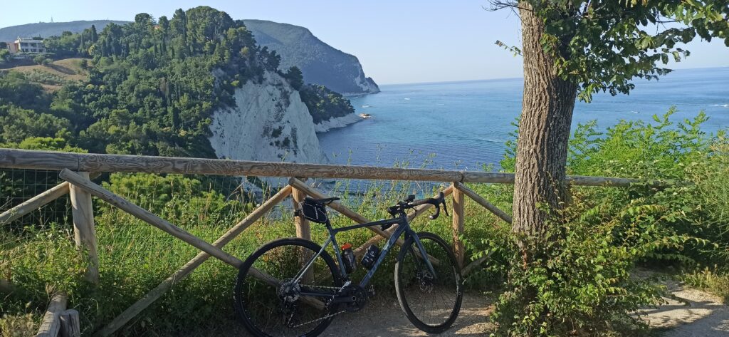 In bici a Portonovo