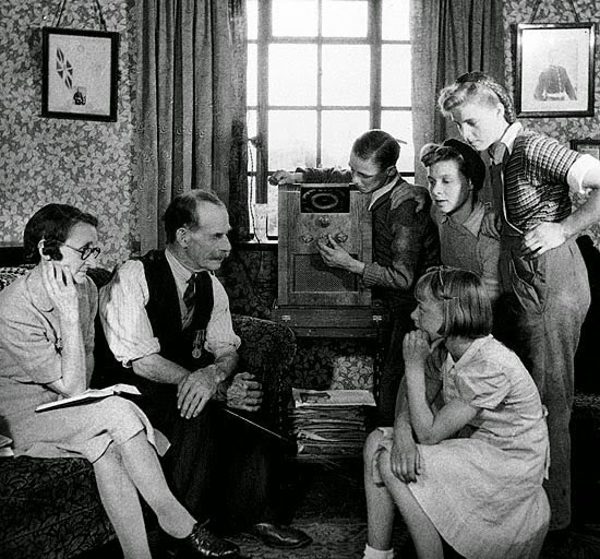 Famiglia riunita ad acoltare la radio neigli anni 40